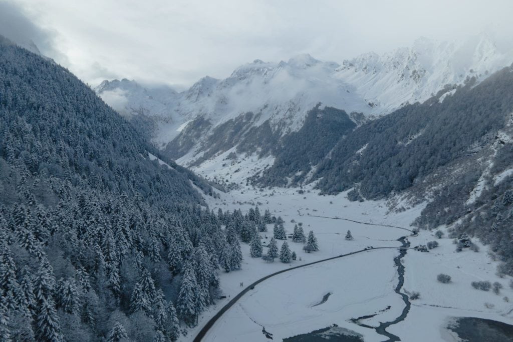 Lac d'Estaings sous la neige, vue en drone - Pyrénées