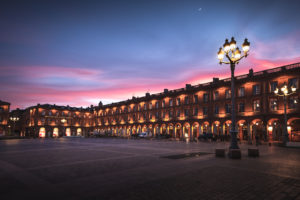 Un coucher de soleil sur la place du Capitole de Toulouse