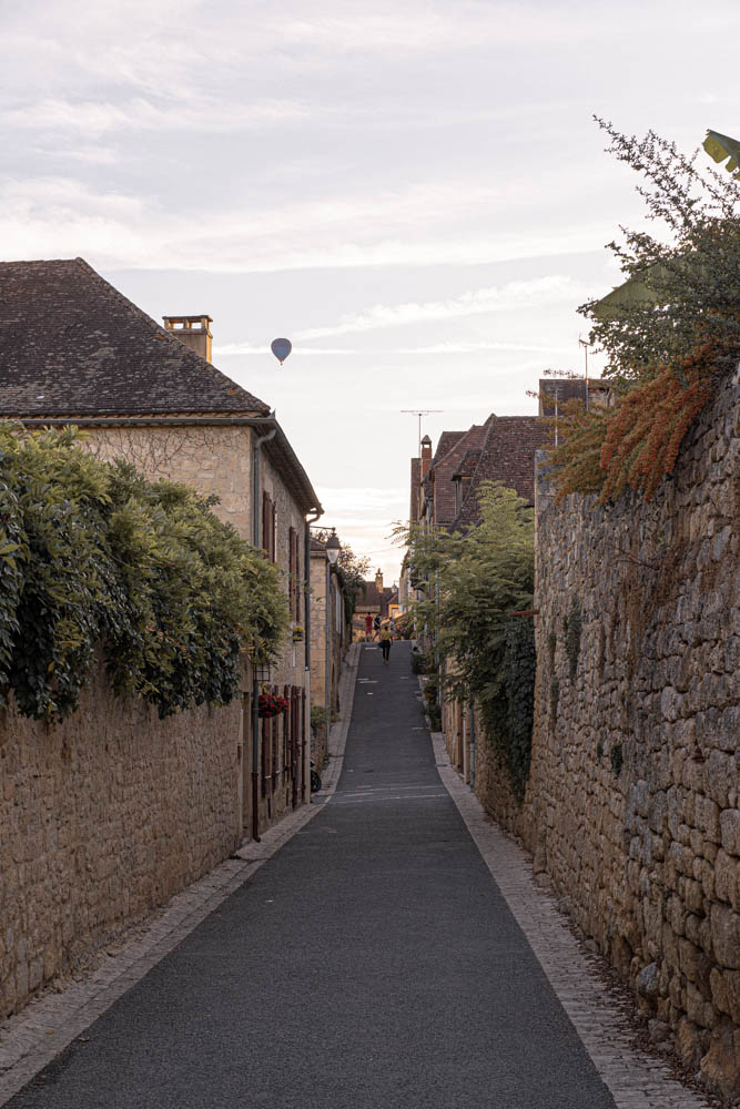 Dans les rues de Domme, l'un des plus beaux village de France, Dordogne Incontournable