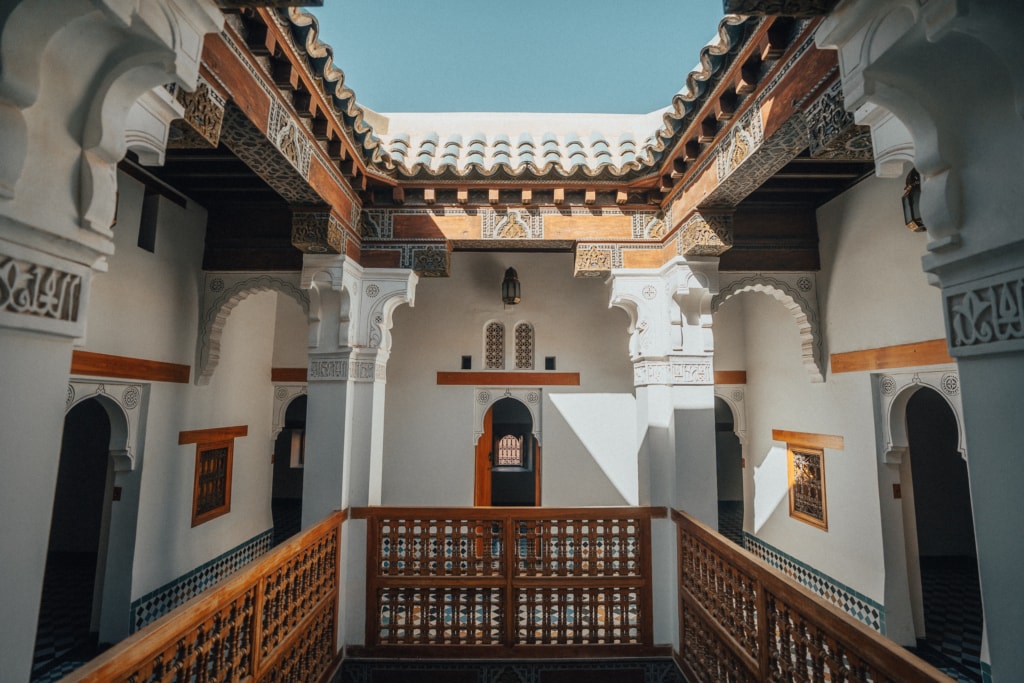 Medersa Ben Youssef, une ancienne école coranique à l'architecture traditionnelle, à découvrir à Marrakech