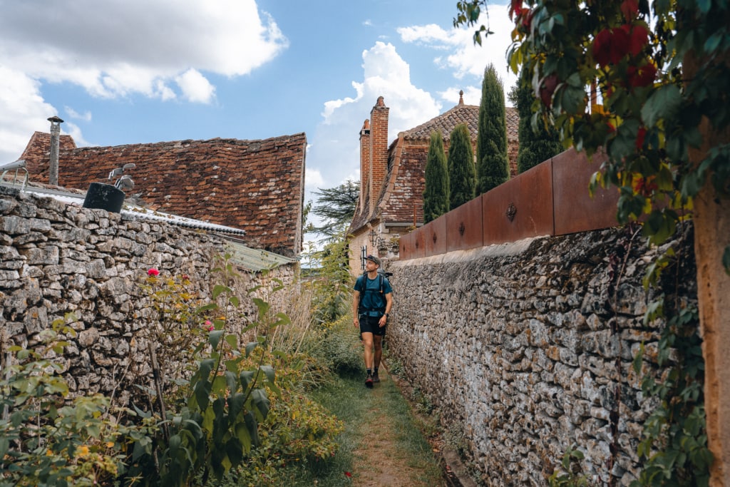 Itinérance à pied en Dordogne, à Limeuil, plus beaux villages de France. La nouvelle-aquitaine en mode randonnée et Bas Carbone et slow tourisme