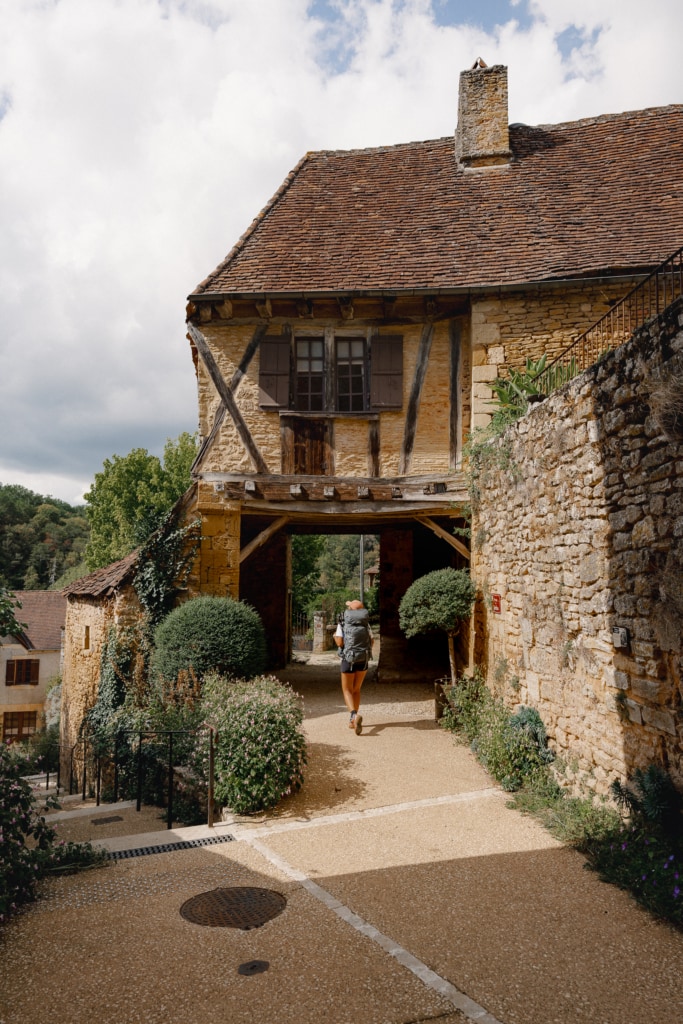Itinérance à pied en Dordogne, à Limeuil, plus beau village de France. La nouvelle-aquitaine en mode randonnée et Bas Carbone et slow tourisme