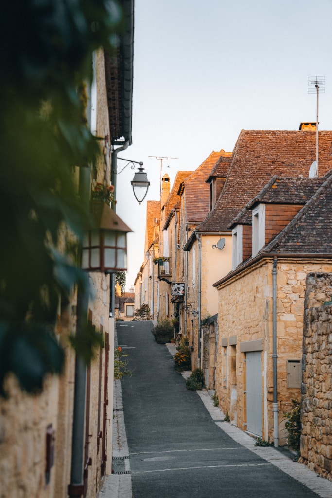 Itinérance à pied en Dordogne, dans la campagne, à Domme, Plus Beaux Villages de France. La nouvelle-aquitaine en mode randonnée, slow tourisme et Bas Carbone