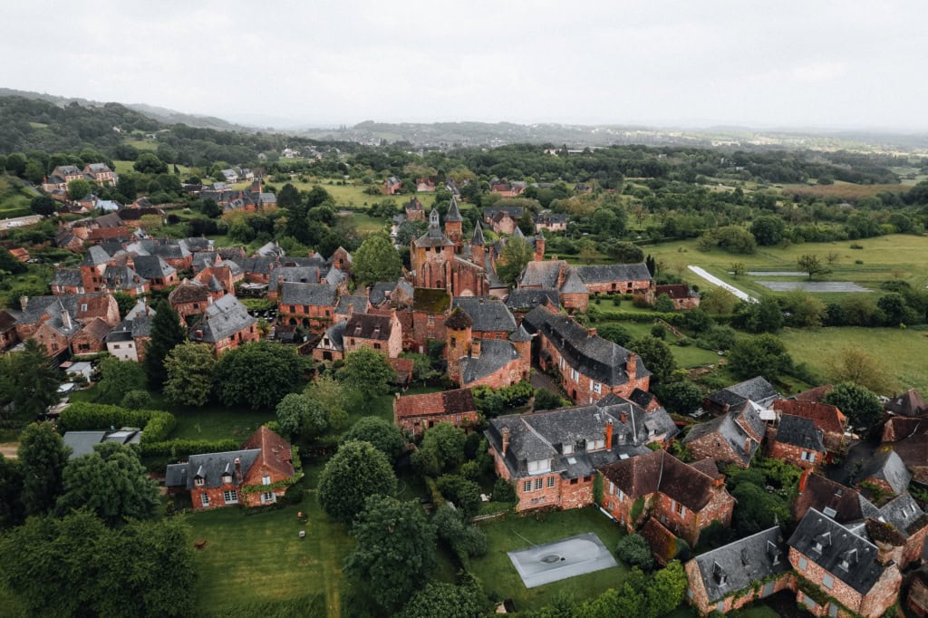 Collonges la rouge plus beaux villages de France et son château, un voyage bas carbone et nature, une itinérance vélo en Corrèze, Nouvelle Aquitaine