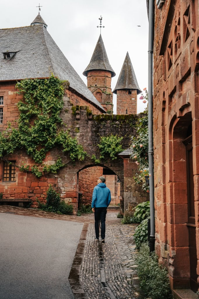 Collonges la rouge plus beaux villages de France et son château, un voyage bas carbone et nature, une itinérance vélo en Corrèze, Nouvelle Aquitaine