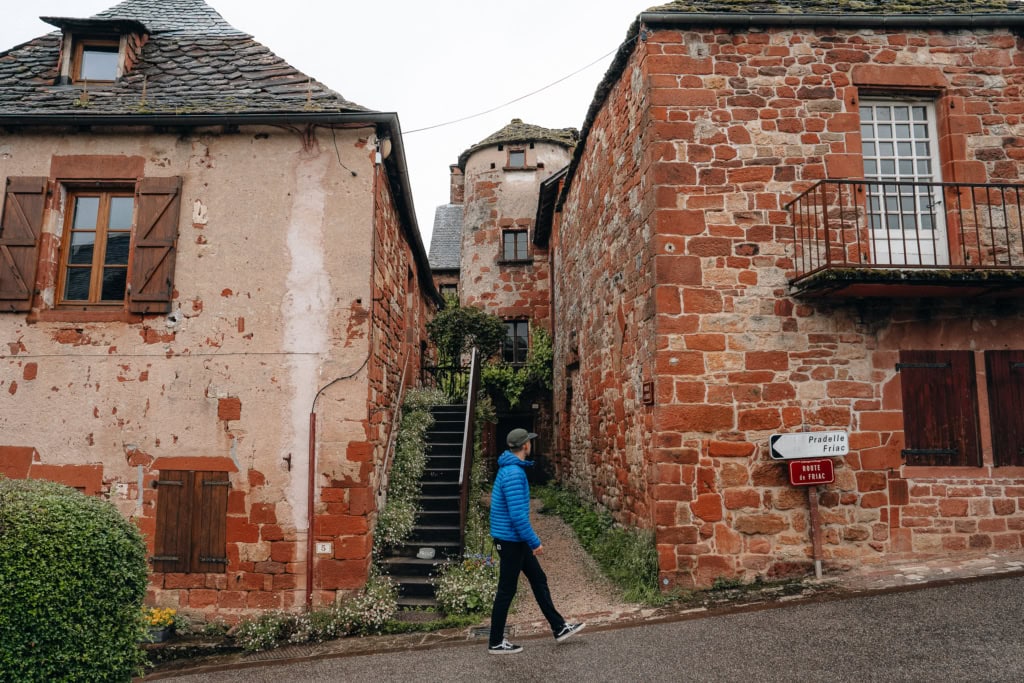 Collonges la rouge plus beaux villages de France et son château, un voyage bas carbone et nature, une itinérance vélo en Corrèze, Nouvelle Aquitaine