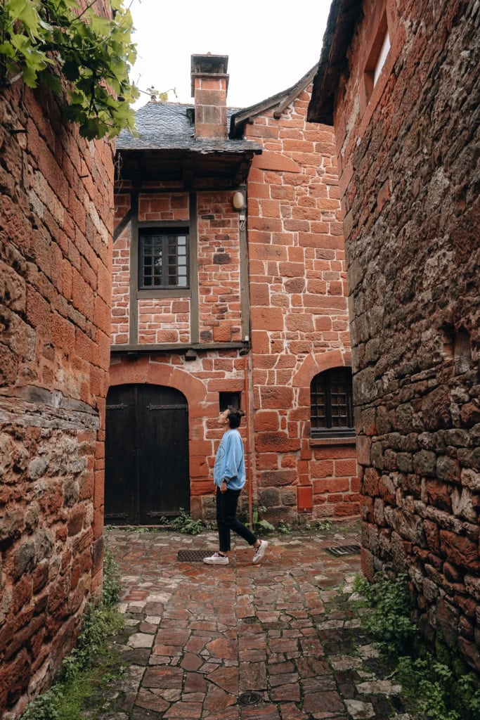 Collonges la rouge plus beaux villages de France et son château, un voyage bas carbone et nature, une itinérance vélo en Corrèze, Nouvelle Aquitaine