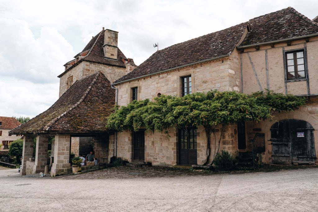 Curemonte plus beaux villages de France et son château, un voyage bas carbone et nature, une itinérance vélo en Corrèze, Nouvelle Aquitaine