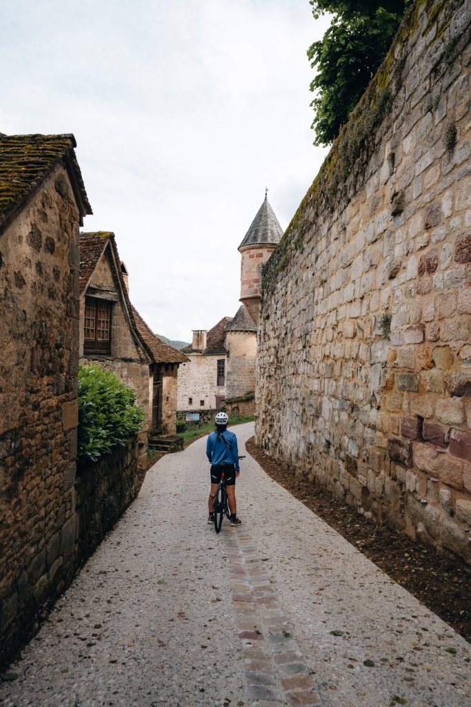 Curemonte plus beaux villages de France et son château, un voyage bas carbone et nature, une itinérance vélo en Corrèze, Nouvelle Aquitaine