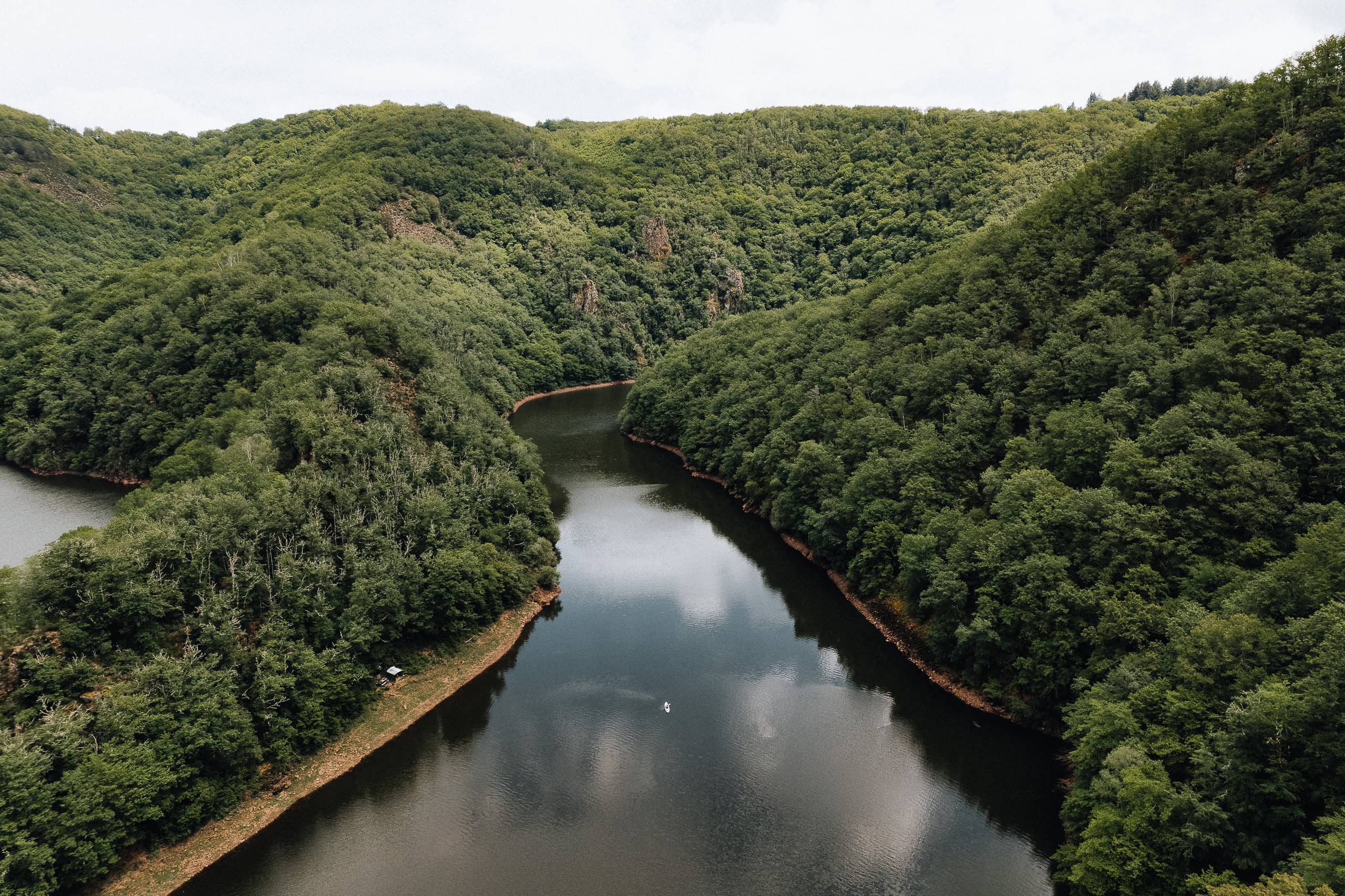 Balade en canoe visiter les gorges de la Dordogne en haute corrèze, un voyage bas carbone et nature, en Corrèze, Nouvelle Aquitaine